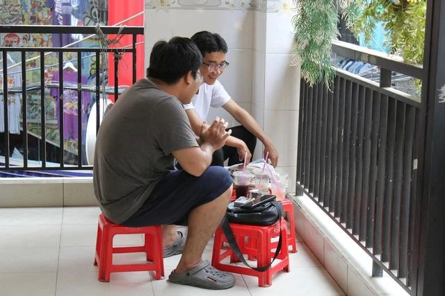 Các bạn trẻ cũng rất thích uống cà phê vợt, cảm nhận một nhịp sống chậm rãi, từ tốn của TP.HCM Các bạn trẻ cũng rất thích uống cà phê vợt, cảm nhận một nhịp sống chậm rãi, từ tốn của TP.HCM