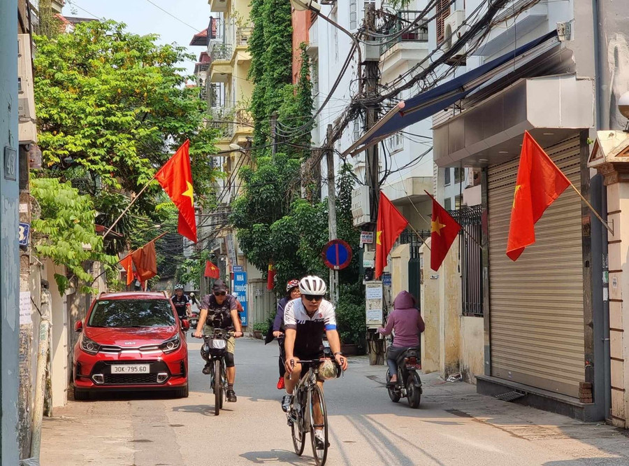 Treo cờ vào các dịp nghỉ lễ tết. Ảnh: XC Treo cờ vào các dịp nghỉ lễ tết. Ảnh: XC