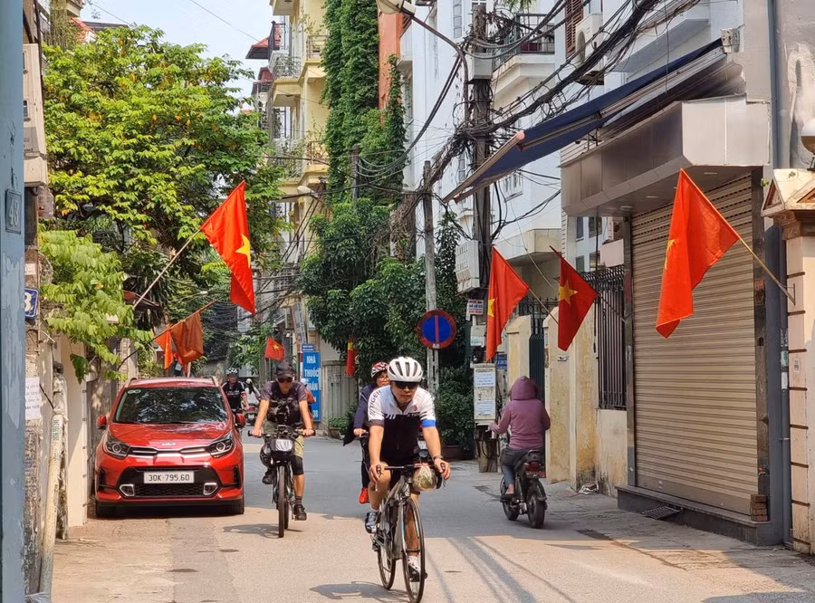 Treo cờ vào các dịp nghỉ lễ tết. Ảnh: XC Treo cờ vào các dịp nghỉ lễ tết. Ảnh: XC