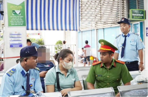 Công an quận 5 đến làm việc tại Bệnh viện Chợ Rẫy để điều tra về vụ việc. (Ảnh: BVCC.) Công an quận 5 đến làm việc tại Bệnh viện Chợ Rẫy để điều tra về vụ việc. (Ảnh: BVCC.)