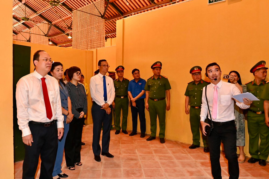 Phó Bí thư Thường trực Thành ủy TPHCM Nguyễn Hồ Hải cùng các thành viên đoàn tham quan khu nhà giam đồng chí Trần Phú năm xưa. Ảnh: VIỆT DŨNG