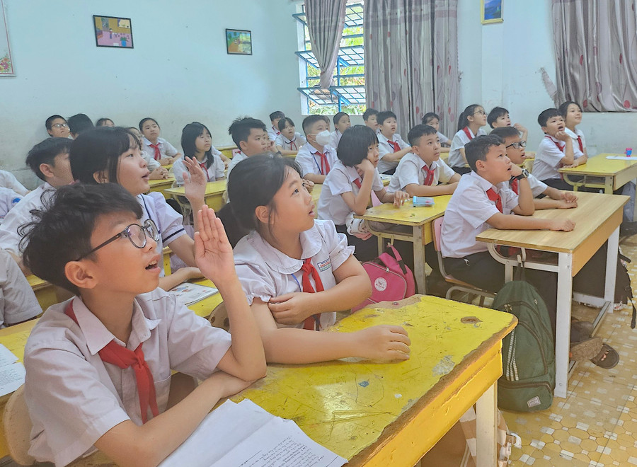 Học sinh Trường Tiểu học Chu Văn An (TP. Pleiku) hào hứng tham gia sinh hoạt Đội số. Ảnh: Mộc Trà