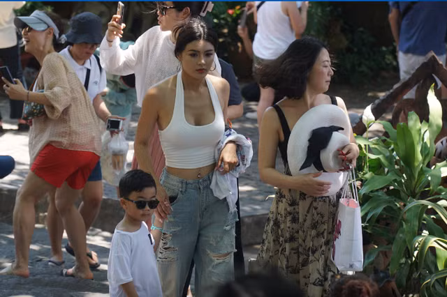 Khách tham quan các điểm đến tại Nha Trang dịp nghỉ lễ. Ảnh: Kỳ Nam