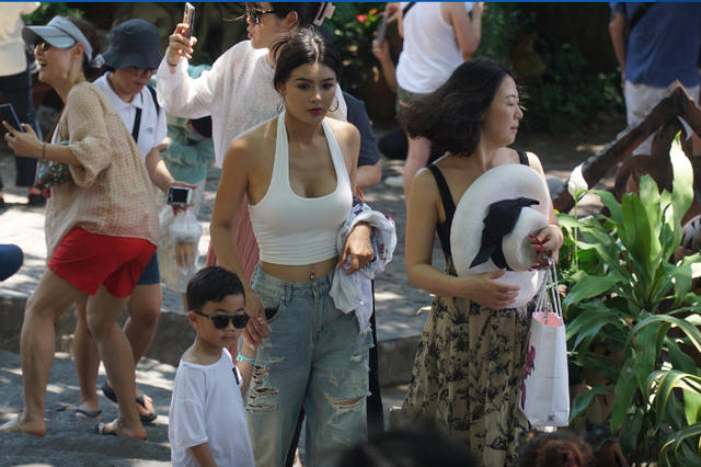 Khách tham quan các điểm đến tại Nha Trang dịp nghỉ lễ. Ảnh: Kỳ Nam