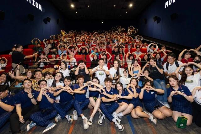 Vợ chồng Lý Hải - Minh Hà cùng dàn diễn viên vẫn tiếp tục hành trình cinetour khắp các tỉnh thành trong nước Vợ chồng Lý Hải - Minh Hà cùng dàn diễn viên vẫn tiếp tục hành trình cinetour khắp các tỉnh thành trong nước