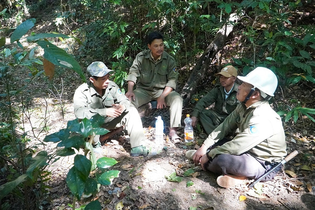 Phút nghỉ ngơi của tổ tuần tra sau một buổi leo dốc núi