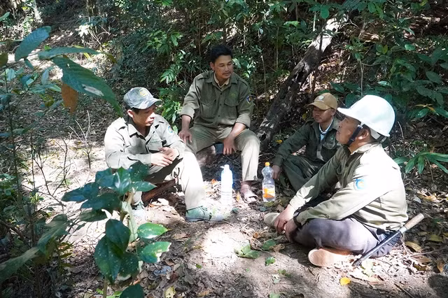 Phút nghỉ ngơi của tổ tuần tra sau một buổi leo dốc núi