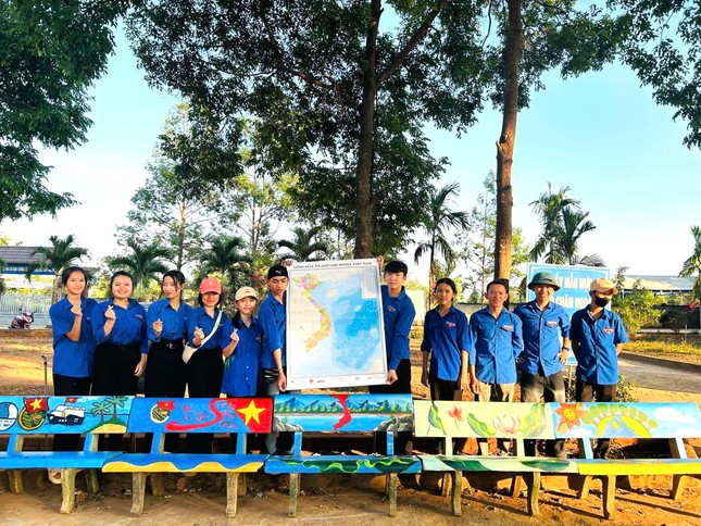 Cùng với cả nước, tuổi trẻ Đắk Lắk đã tích cực hưởng ứng, lan tỏa cuộc vận động “Tự hào một dải non sông” bằng các hình thức tuyên truyền mới, cách làm hay như xếp hình bản đồ Việt Nam, tham gia vẽ tranh bản đồ... Cùng với cả nước, tuổi trẻ Đắk Lắk đã tích cực hưởng ứng, lan tỏa cuộc vận động “Tự hào một dải non sông” bằng các hình thức tuyên truyền mới, cách làm hay như xếp hình bản đồ Việt Nam, tham gia vẽ tranh bản đồ...