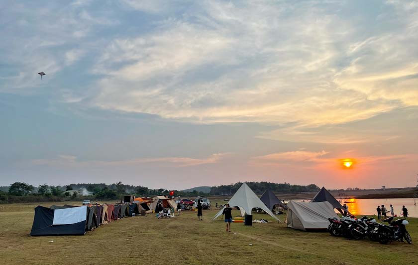 Điểm cắm trại tại bãi bồi thuộc khu vực cầu treo Biển Hồ (TP. Pleiku). Ảnh: Minh Châu Điểm cắm trại tại bãi bồi thuộc khu vực cầu treo Biển Hồ (TP. Pleiku). Ảnh: Minh Châu