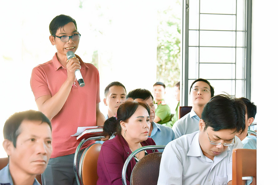 Cử tri Diu (làng Bông Pim, xã Đak Tơ Ja, huyện Mang Yang) kiến nghị về vấn đề thiếu đất sản xuất. Ảnh: Đức Thụy Cử tri Diu (làng Bông Pim, xã Đak Tơ Ja, huyện Mang Yang) kiến nghị về vấn đề thiếu đất sản xuất. Ảnh: Đức Thụy