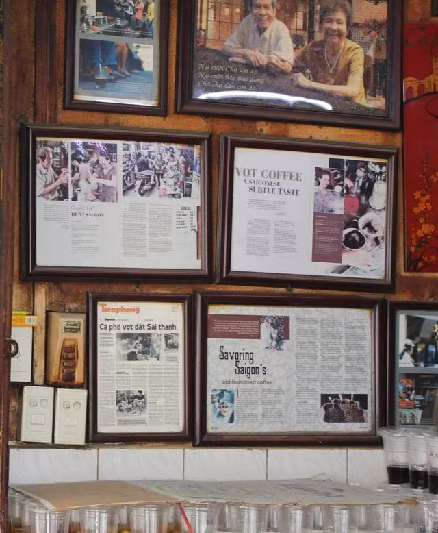 Cà phê vợt 330/2 Phan Đình Phùng rất nổi tiếng, từng được chia sẻ nhiều trên báo chí Việt Nam và cả nước ngoài