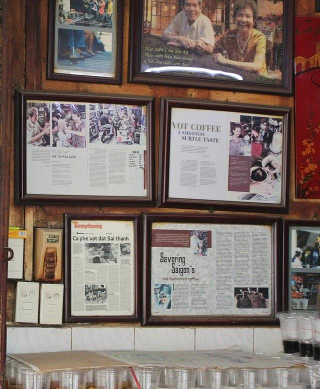 Cà phê vợt 330/2 Phan Đình Phùng rất nổi tiếng, từng được chia sẻ nhiều trên báo chí Việt Nam và cả nước ngoài Cà phê vợt 330/2 Phan Đình Phùng rất nổi tiếng, từng được chia sẻ nhiều trên báo chí Việt Nam và cả nước ngoài