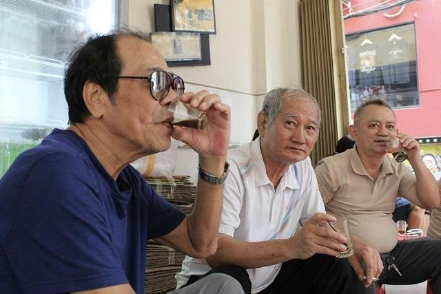 Những người sành uống cà phê vợt thường gọi đây là lối "ăn chơi điệu nghệ" Những người sành uống cà phê vợt thường gọi đây là lối "ăn chơi điệu nghệ"