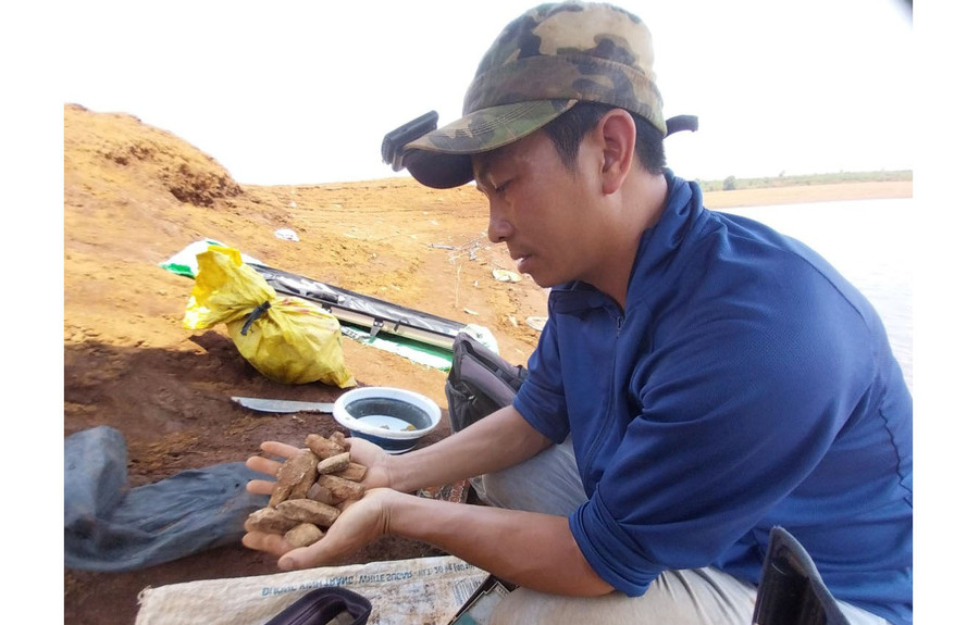 Những di vật được ông Trần Trọng Thủy thu nhặt tại doi đất gần hồ chứa nước Hoàng Ân khi nước rút. Ảnh: X.T Những di vật được ông Trần Trọng Thủy thu nhặt tại doi đất gần hồ chứa nước Hoàng Ân khi nước rút. Ảnh: X.T