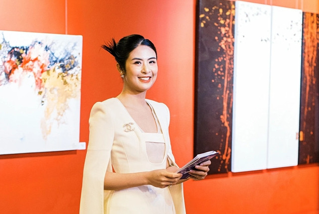 Nàng hậu cho biết cô ấp ủ ước mơ trở thành nữ đấu giá viên của ngành nghệ thuật trong tương lai Nàng hậu cho biết cô ấp ủ ước mơ trở thành nữ đấu giá viên của ngành nghệ thuật trong tương lai