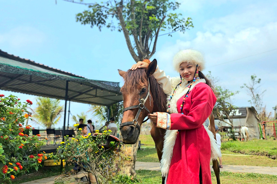 Chị Ngô Thị Thảo Trinh (thôn 3, xã Tân Bình, huyện Đak Đoa) duyên dáng bên chú ngựa của Alpaca Farm. Ảnh: Mộc Trà Chị Ngô Thị Thảo Trinh (thôn 3, xã Tân Bình, huyện Đak Đoa) duyên dáng bên chú ngựa của Alpaca Farm. Ảnh: Mộc Trà