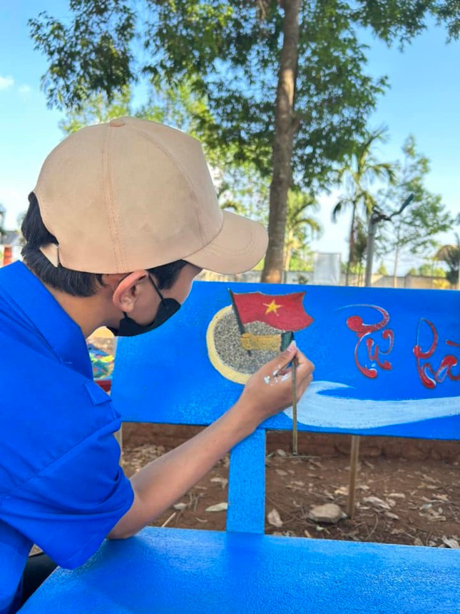 Khi tự tay mình vẽ lên dáng hình đất nước, các bạn đoàn viên thanh niên hiểu sâu sắc về trách nhiệm, tình yêu của mình với toàn vẹn lãnh thổ của đất nước, quê hương. Khi tự tay mình vẽ lên dáng hình đất nước, các bạn đoàn viên thanh niên hiểu sâu sắc về trách nhiệm, tình yêu của mình với toàn vẹn lãnh thổ của đất nước, quê hương.