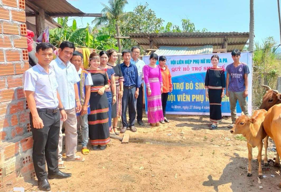 Hội LHPN huyện hỗ trợ 1 con bò sinh sản trị giá 10 triệu đồng cho gia đình chị Ksor H’Ban (thứ 2 từ phải qua, thôn Hlil 1, xã Ia Mrơn). Ảnh: V.C Hội LHPN huyện hỗ trợ 1 con bò sinh sản trị giá 10 triệu đồng cho gia đình chị Ksor H’Ban (thứ 2 từ phải qua, thôn Hlil 1, xã Ia Mrơn). Ảnh: V.C