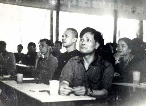 Đại tướng Nguyễn Chí Thanh tại căn cứ Trung ương Cục miền Nam. Ông là cán bộ cấp cao đầu tiên được đường dây B29 đón vào chiến trường miền Nam qua đường Campuchia. Ngồi cạnh ông, bên trái là luật sư Nguyễn Hữu Thọ, phía sau là nữ tướng Nguyễn Thị Định. (Ảnh tư liệu)