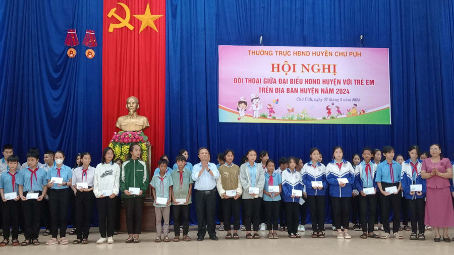 Hội đồng nhân dân huyện tặng 100 suất quà cho các em học sinh tham gia chương trình. Ảnh: M.H Hội đồng nhân dân huyện tặng 100 suất quà cho các em học sinh tham gia chương trình. Ảnh: M.H