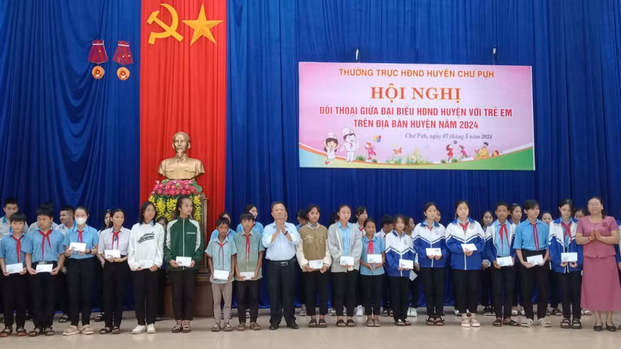 Hội đồng nhân dân huyện tặng 100 suất quà cho các em học sinh tham gia chương trình. Ảnh: M.H Hội đồng nhân dân huyện tặng 100 suất quà cho các em học sinh tham gia chương trình. Ảnh: M.H