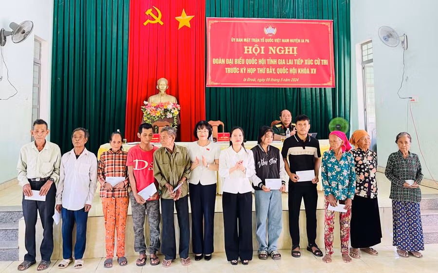 Đoàn đại biểu Quốc hội tỉnh tặng 20 phần quà cho các gia đình chính sách, người có công trên địa bàn huyện Ia Pa. Ảnh: Trần Dung