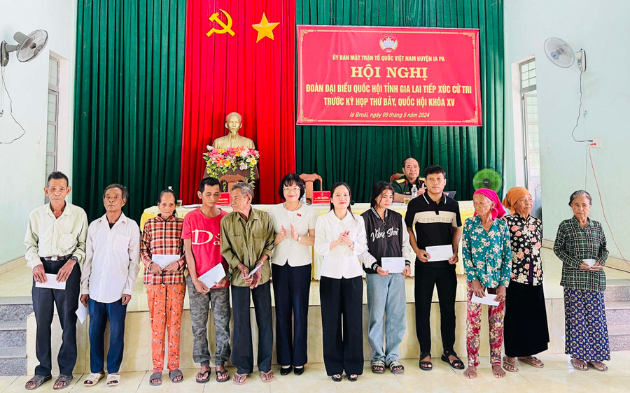 Đoàn đại biểu Quốc hội tỉnh tặng 20 phần quà cho các gia đình chính sách, người có công trên địa bàn huyện Ia Pa. Ảnh: Trần Dung Đoàn đại biểu Quốc hội tỉnh tặng 20 phần quà cho các gia đình chính sách, người có công trên địa bàn huyện Ia Pa. Ảnh: Trần Dung