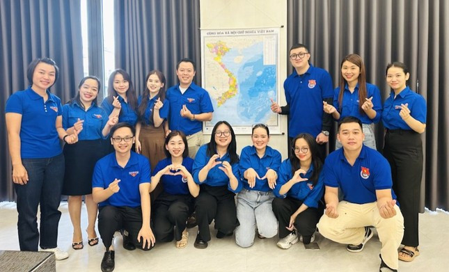 Các cấp bộ đoàn trên địa bàn tỉnh đã trao tặng 439 bản đồ Việt Nam Tự hào một dải non sông trong Tháng Thanh niên. Các cấp bộ đoàn trên địa bàn tỉnh đã trao tặng 439 bản đồ Việt Nam Tự hào một dải non sông trong Tháng Thanh niên.