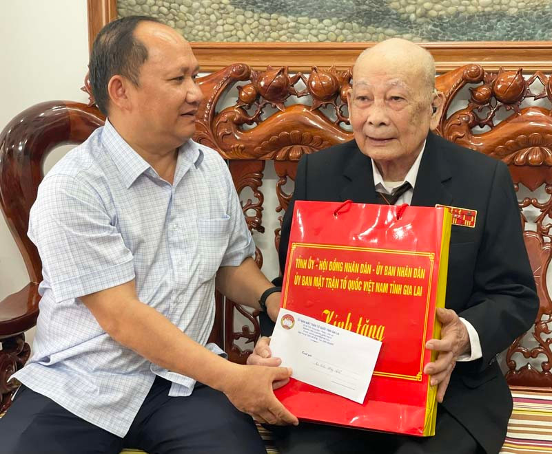 Phó Bí thư Tỉnh ủy Rah Lan Chung thăm, tặng quà ông Mạnh Đức Phú (tổ 1, phường Yên Đỗ, TP. Pleiku) là cựu chiến binh từng tham gia Chiến dịch Điện Biên Phủ. Ảnh: PHƯƠNG DUNG Phó Bí thư Tỉnh ủy Rah Lan Chung thăm, tặng quà ông Mạnh Đức Phú (tổ 1, phường Yên Đỗ, TP. Pleiku) là cựu chiến binh từng tham gia Chiến dịch Điện Biên Phủ. Ảnh: PHƯƠNG DUNG