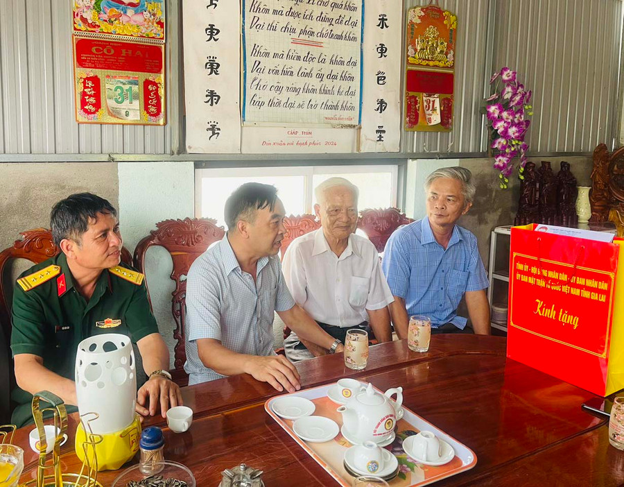 Ông Trần Minh Thiêm (thứ 2 từ phải sang) vẫn chưa quên kỷ niệm về những ngày làm dân công hỏa tuyến trên chiến trường. Ảnh: Vũ Chi Ông Trần Minh Thiêm (thứ 2 từ phải sang) vẫn chưa quên kỷ niệm về những ngày làm dân công hỏa tuyến trên chiến trường. Ảnh: Vũ Chi