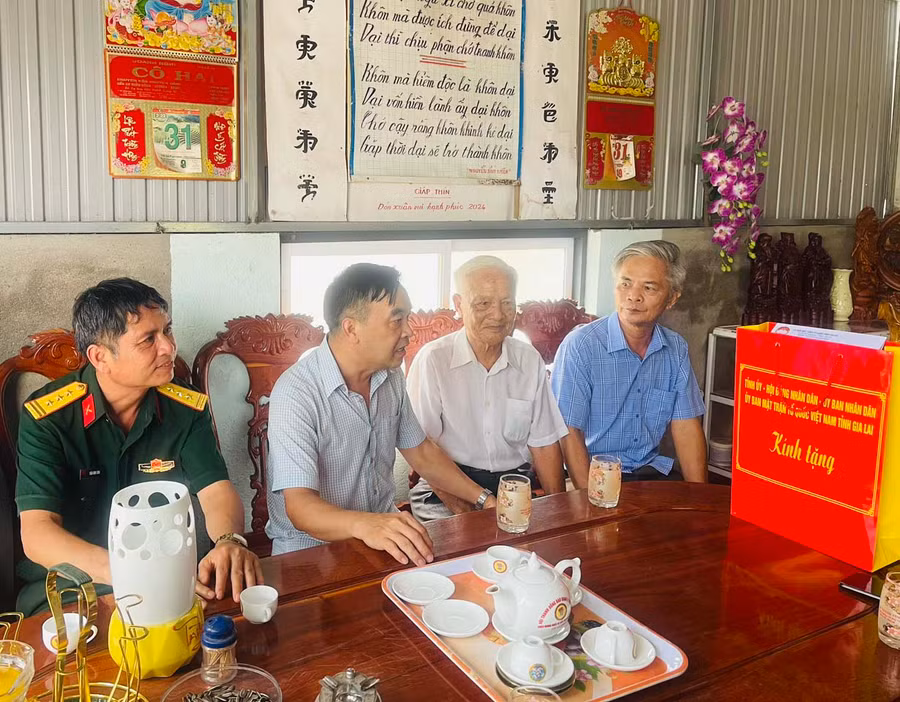 Ông Trần Minh Thiêm (thứ 2 từ phải sang) vẫn chưa quên kỷ niệm về những ngày làm dân công hỏa tuyến trên chiến trường. Ảnh: Vũ Chi