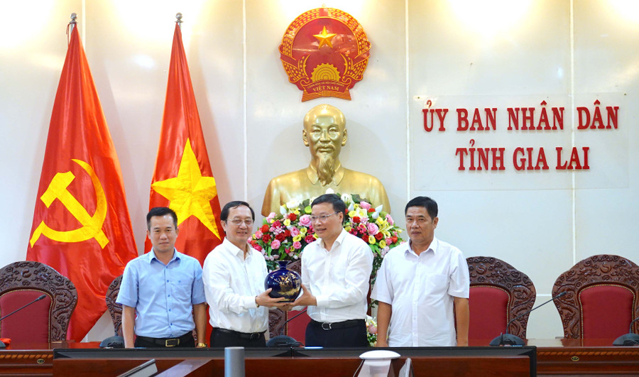 Bộ trưởng Bộ KH-CN Huỳnh Thành Đạt (thứ 2 từ trái sang) trao tặng phần quà cho lãnh đạo tỉnh Gia Lai. Ảnh: H.T