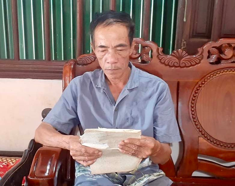 Ông Nguyễn Minh Trí bồi hồi bên những trang nhật ký của cha. Ảnh: Phương Duyên Ông Nguyễn Minh Trí bồi hồi bên những trang nhật ký của cha. Ảnh: Phương Duyên