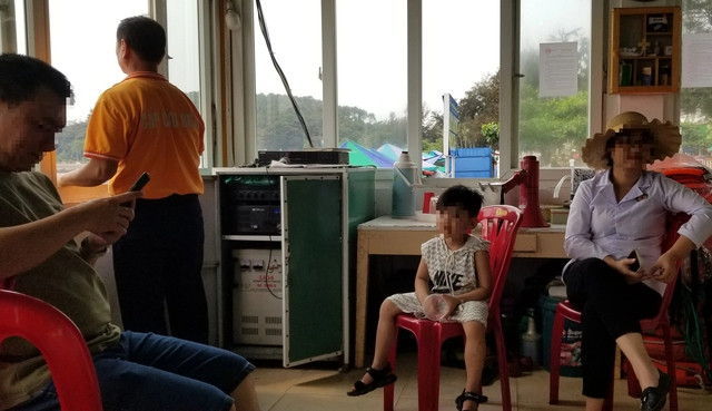 Bé trai 4 tuổi bị lạc người thân tại khu du lịch Đồ Sơn đã được nhân viên Trạm cứu nạn biển Q.Đồ Sơn đưa về trạm chăm sóc, thông báo tìm người thân vào sáng 1.5