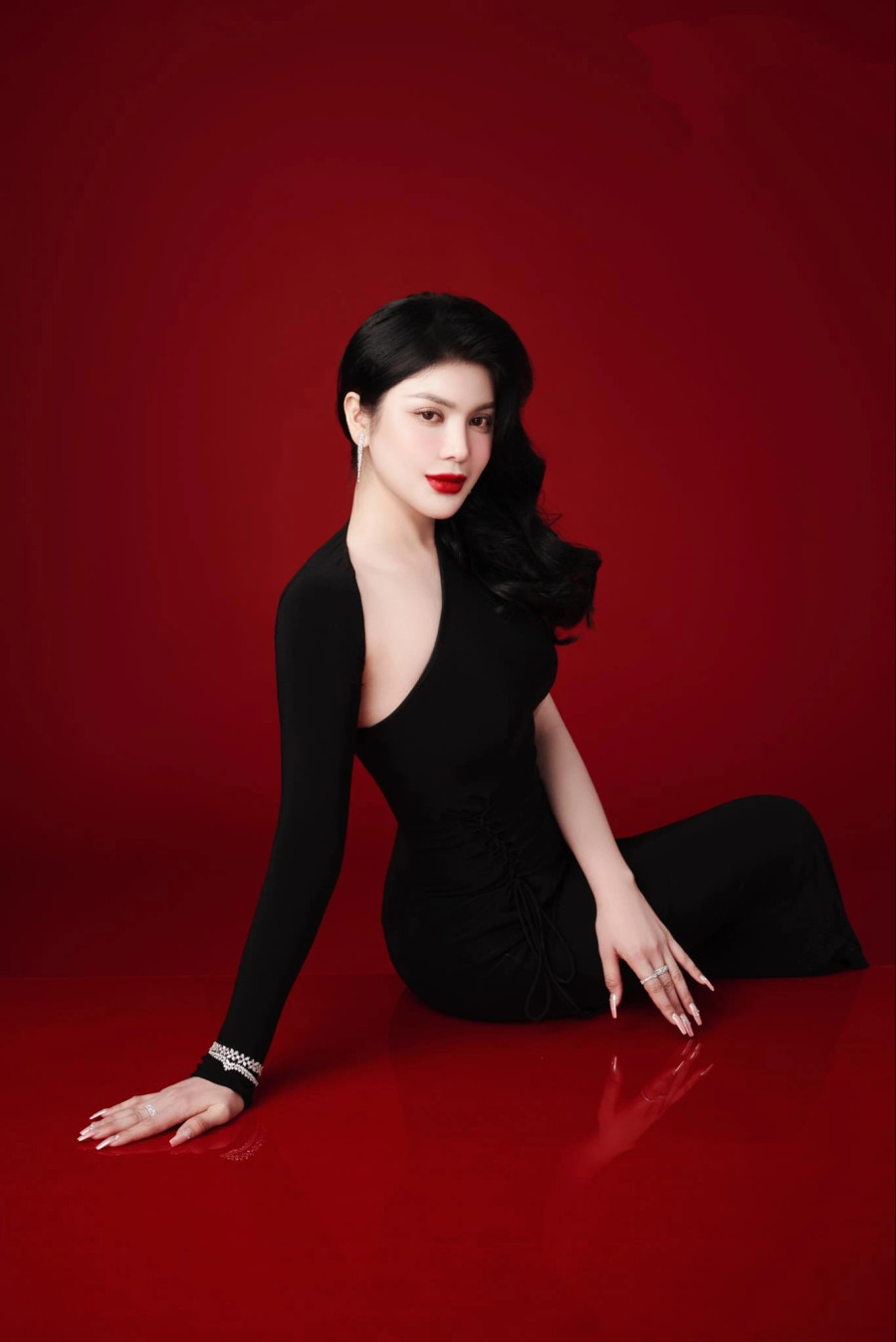 “Tôi muốn làm một cách nhiệt huyết và đặt mục tiêu vì lợi ích của khách hàng. Đây là con đường dài, nhiều thử thách không dành cho những người nôn nóng. Vì thế, với gần 10 năm chuẩn bị, tôi tin mình sẽ thuyết phục được những khách hàng khó tính nhất”, người đẹp chia sẻ về quyết định kinh doanh hiện tại