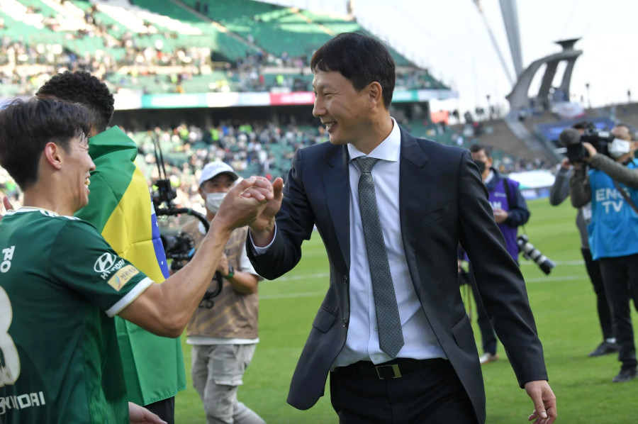 HLV Kim Sang-sik cùng CLB Jeonbuk vô địch K-League 2021 HLV Kim Sang-sik cùng CLB Jeonbuk vô địch K-League 2021