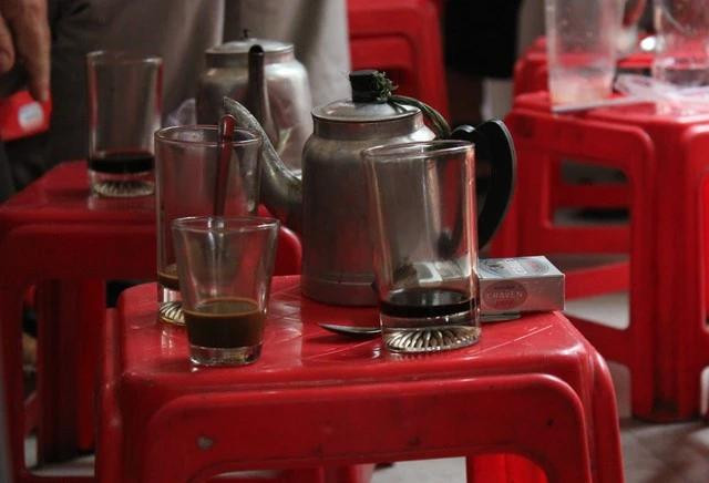 Những ấm trà, cái ly của quán đều mang dấu ấn của thời gian Những ấm trà, cái ly của quán đều mang dấu ấn của thời gian