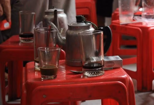 Những ấm trà, cái ly của quán đều mang dấu ấn của thời gian