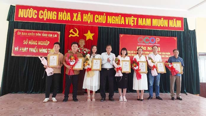 Lãnh đạo Sở Nông nghiệp và PTNT trao chứng nhận sản phẩm đạt OCOP 4 sao cấp tỉnh năm 2023. Ảnh: Nguyễn Diệp Lãnh đạo Sở Nông nghiệp và PTNT trao chứng nhận sản phẩm đạt OCOP 4 sao cấp tỉnh năm 2023. Ảnh: Nguyễn Diệp
