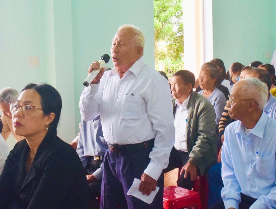 Ông Nguyễn Tẩu (cử tri thôn 1, xã Nam Yang) kiến nghị về các chính sách cho người có công. Ảnh: Trần Dung