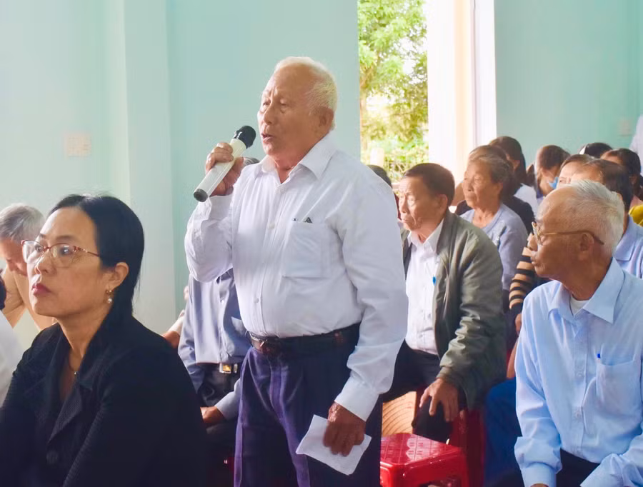 Ông Nguyễn Tẩu (cử tri thôn 1, xã Nam Yang) kiến nghị về các chính sách cho người có công. Ảnh: Trần Dung