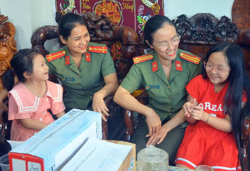 Hội phụ nữ Công an tỉnh tặng quà, thăm hỏi trẻ mồ côi do Hội nhận đỡ đầu. Ảnh: internet Hội phụ nữ Công an tỉnh tặng quà, thăm hỏi trẻ mồ côi do Hội nhận đỡ đầu. Ảnh: internet