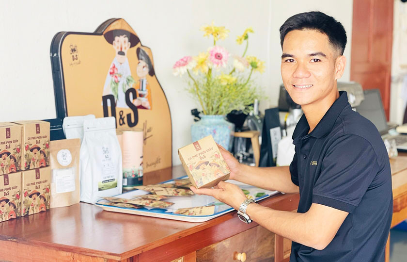 Anh Đoàn Anh Tuấn (thôn 1, xã Nam Yang, huyện Đak Đoa) khởi nghiệp đổi mới sáng tạo với sản phẩm cà phê mang thương hiệu D&S. Ảnh: Mai Ka Anh Đoàn Anh Tuấn (thôn 1, xã Nam Yang, huyện Đak Đoa) khởi nghiệp đổi mới sáng tạo với sản phẩm cà phê mang thương hiệu D&S. Ảnh: Mai Ka