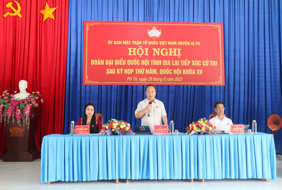 Phó Bí thư Thường trực Tỉnh ủy, Trưởng đoàn đại biểu Quốc hội tỉnh Châu Ngọc Tuấn phát biểu kết luận buổi tiếp xúc cử tri. Ảnh: Quang Tấn