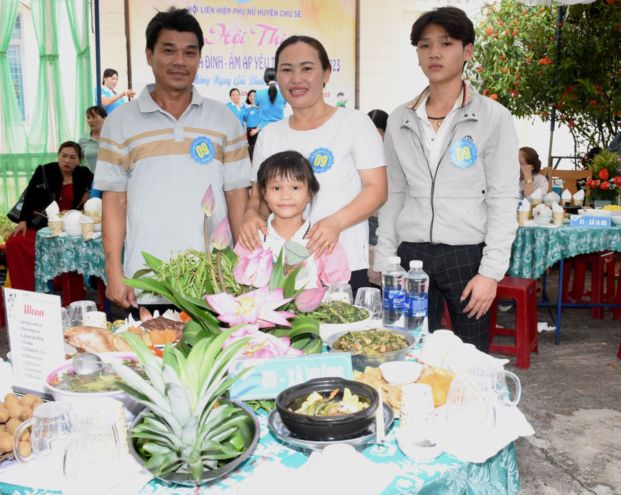 Gia đình anh Đoàn Văn Thảo (làng Dek, xã Hbông, huyện Chư Sê) luôn cùng nhau vun đắp xây dựng cuộc sống ấm no, hạnh phúc. Ảnh: Đinh Yến Gia đình anh Đoàn Văn Thảo (làng Dek, xã Hbông, huyện Chư Sê) luôn cùng nhau vun đắp xây dựng cuộc sống ấm no, hạnh phúc. Ảnh: Đinh Yến