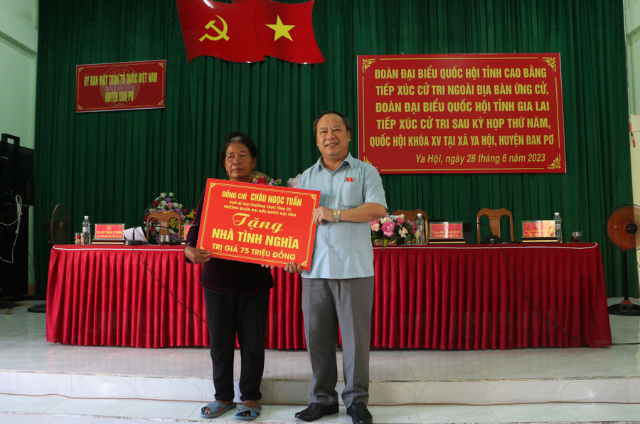 Cá nhân đồng chí Châu Ngọc Tuấn tặng 1 căn nhà Tình nghĩa trị giá 75 triệu đồng cho hộ gia đình bà Đinh Thị Đuênh. Ảnh: Quang Tấn