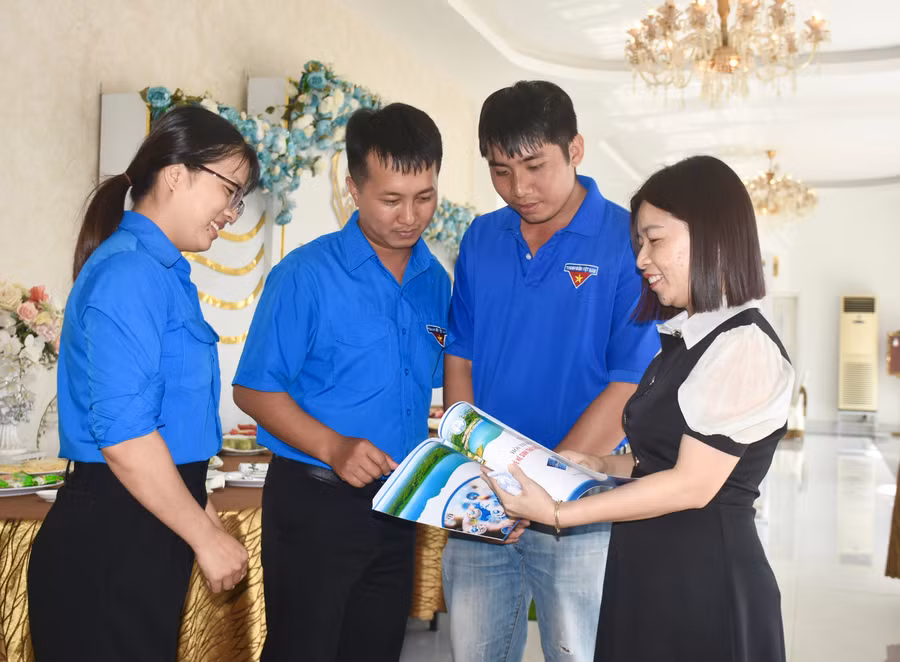 Bạn trẻ Lê Quang Hải (thứ 2 bên phải qua, xã Ia Dơk, huyện Đức Cơ) trao đổi về ý tưởng khởi nghiệp từ nông nghiệp tại diễn đàn đối thoại về khởi nghiệp đổi mới sáng tạo. Ảnh: Mai Ka