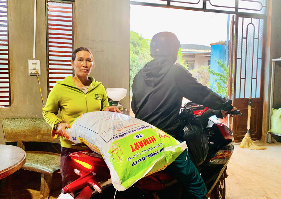 Chị Rcom H’Sáu mở đại lý bán thức ăn gia súc, gia cầm cho người dân trong làng. Ảnh: Nhật Hào Chị Rcom H’Sáu mở đại lý bán thức ăn gia súc, gia cầm cho người dân trong làng. Ảnh: Nhật Hào