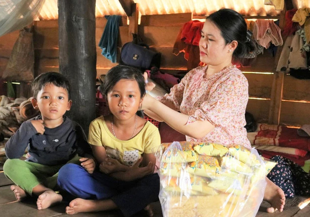 Bàn tay yêu thương của "mẹ đỡ đầu" xoa dịu nỗi đau của các con mồ côi. Ảnh: Internet Bàn tay yêu thương của "mẹ đỡ đầu" xoa dịu nỗi đau của các con mồ côi. Ảnh: Internet