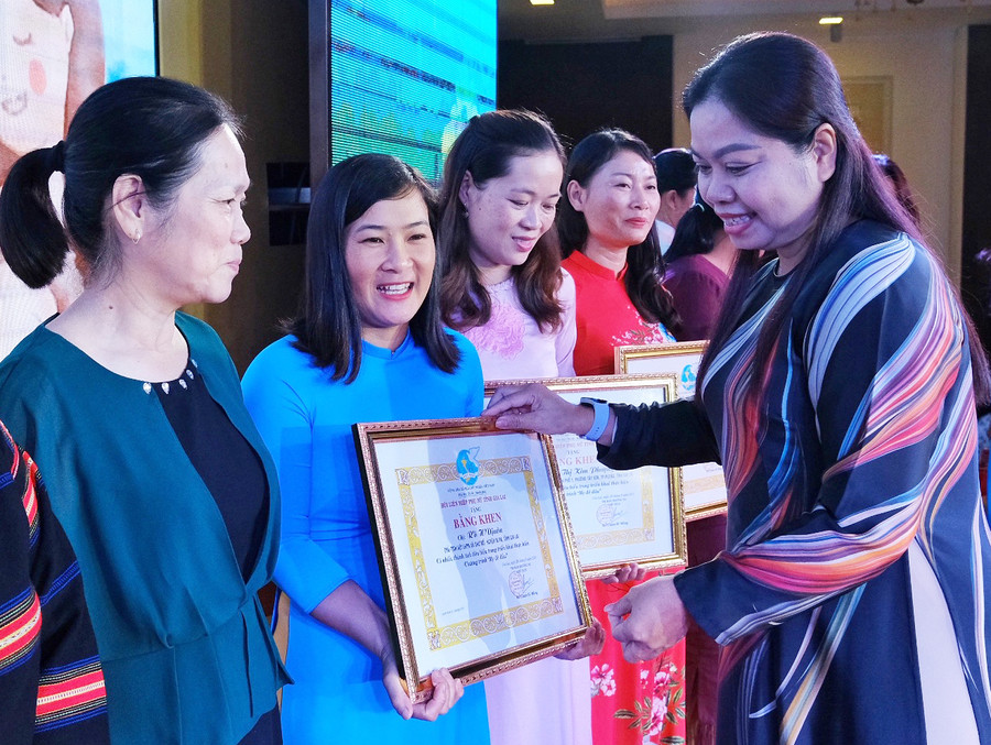 Chủ tịch Hội Liên hiệp phụ nữ tỉnh Rơ Chăm H’Hồng tặng bằng khen tuyên dương 22 mẹ đỡ đầu tiêu biểu toàn tỉnh. Ảnh: Minh Châu Chủ tịch Hội Liên hiệp phụ nữ tỉnh Rơ Chăm H’Hồng tặng bằng khen tuyên dương 22 mẹ đỡ đầu tiêu biểu toàn tỉnh. Ảnh: Minh Châu
